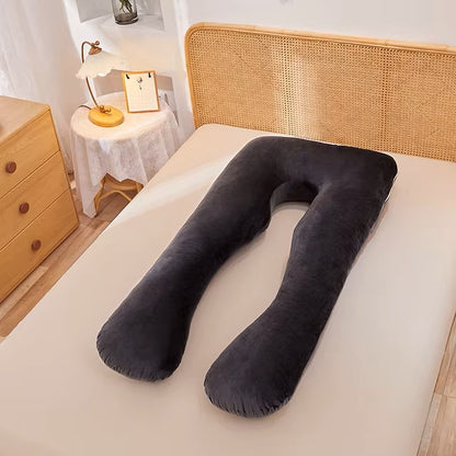 coussin de grossesse noir forme U sur lit élégant discret