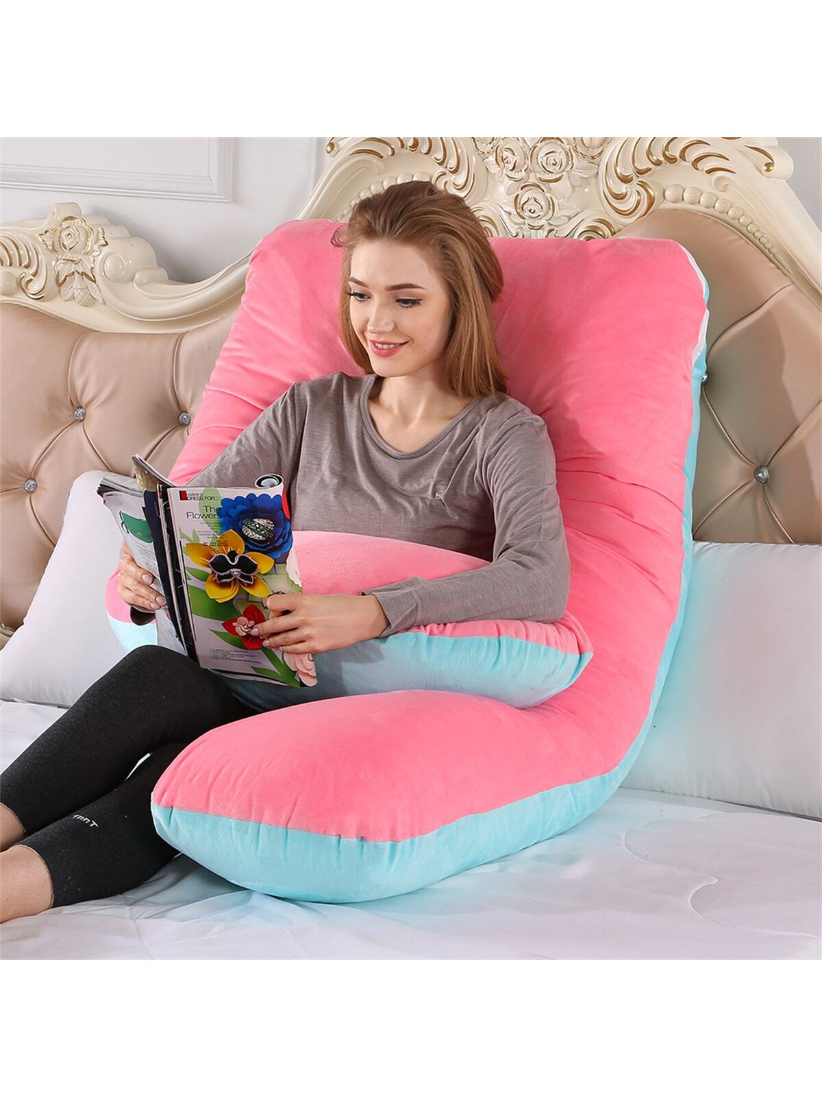 coussin de grossesse pour dormir rose bleu femme lisant vue côté
