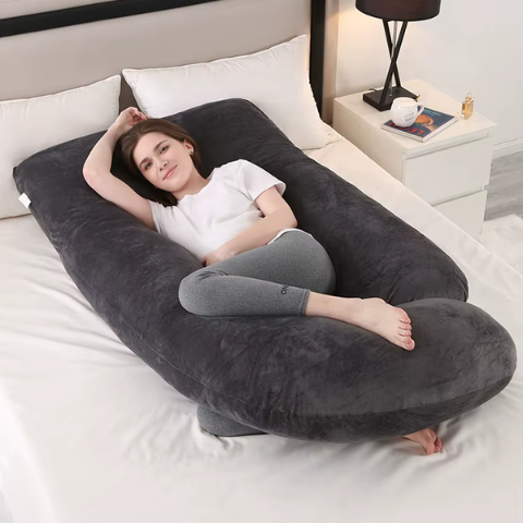 coussin de maternité forme G noir femme allongée côté sommeil