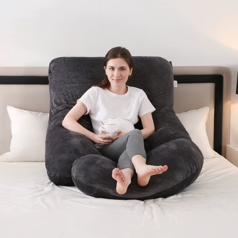 coussin de maternité forme G noir femme assise lit confort grossesse