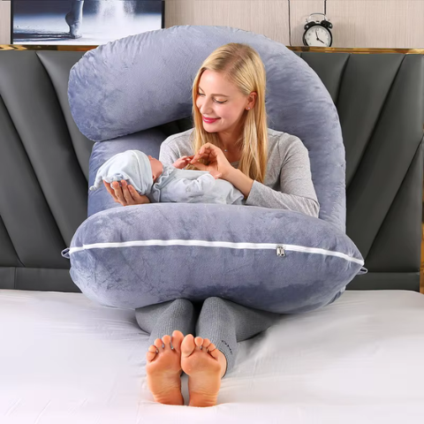 coussin de maternité gris femme assise canapé soutien dos