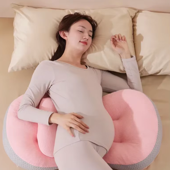 coussin de maternité rose gris femme enceinte allongée soutien ventre